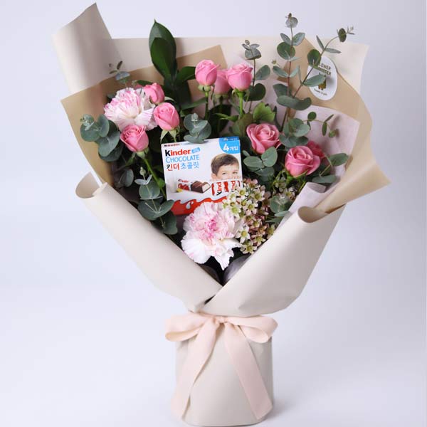 Royal Valentine Flower Bouquet + Kinder Chocolate