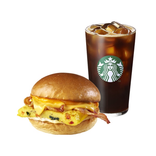 [柔らか簡単ごはん] アイスカフェアメリカーノT + ベーコンチェダー&オムレツサンドイッチ