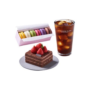 Macaroons 6 pcs + Americano R + Strawberry Chocolate Fresh Cream Cake